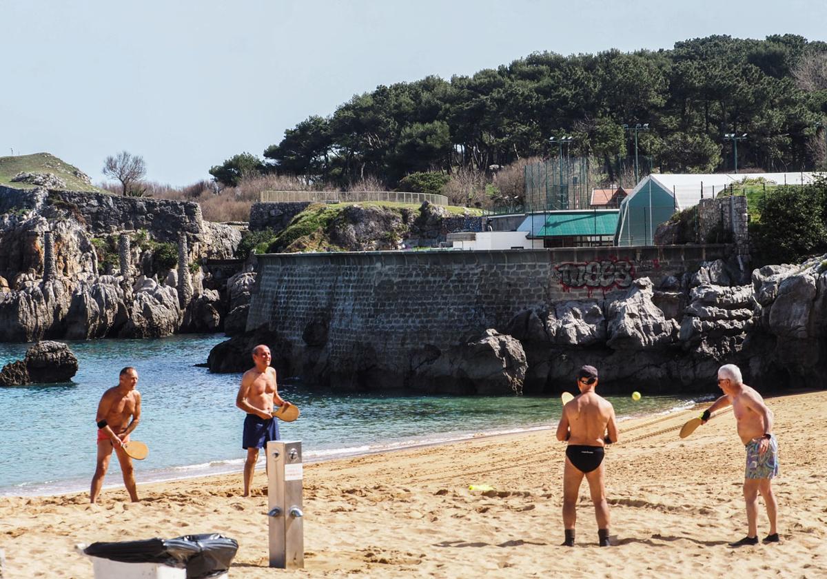 El calor anima las playas de Santander