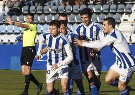 Basurto celebra su tanto ante el Avilés seguido por Unai, Altadill, Saúl y Tobar.