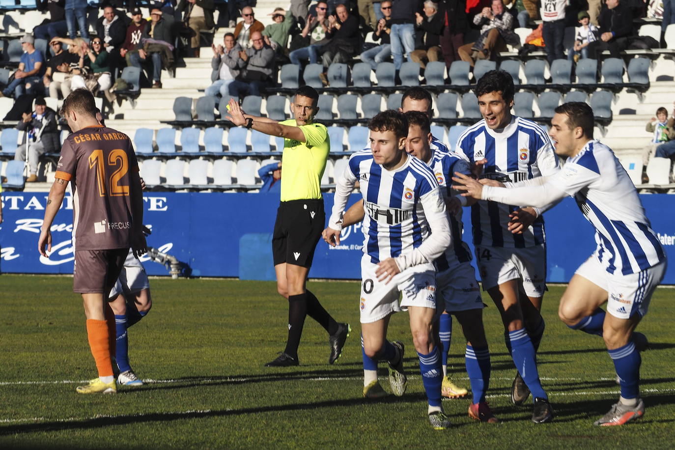 Basurto celebra su tanto ante el Avilés seguido por Unai, Altadill, Saúl y Tobar.