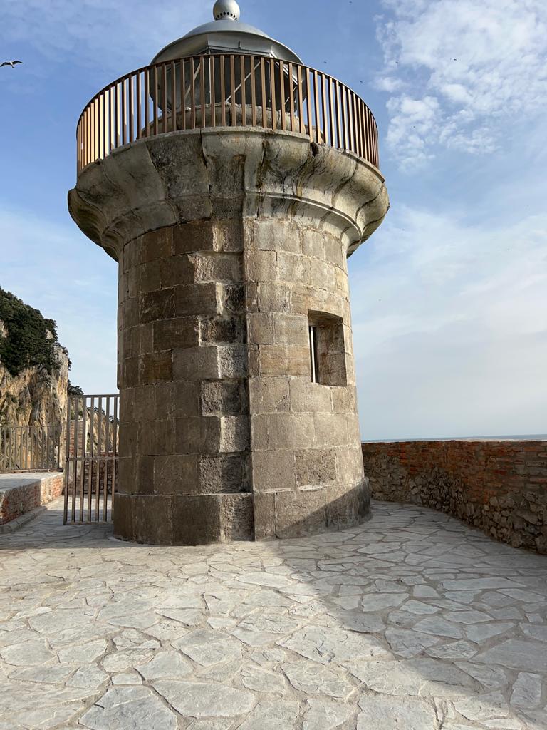 La torre se ha despojado de los grafitis que le cubrían prácticamente de arriba abajo. La labor de eliminarlos no ha sido fácil ya que las pinturas estaban muy pegadas. Ahora no queda ni rastro de los grabado vandálicos.