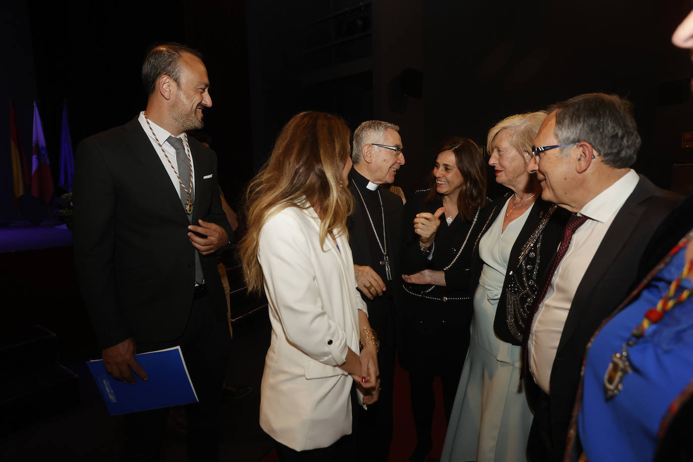 El patio de butacas se llenó de autoridades municipales, regionales y religiosas, entre otras.