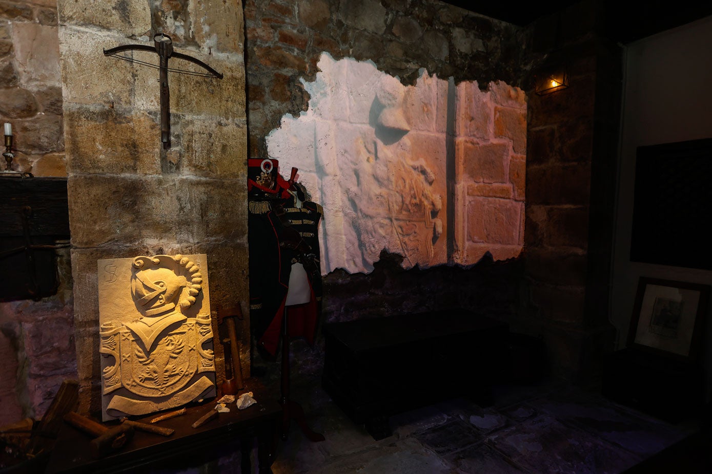 No pueden faltar los escudos, tan típicos de las construcciones, de Santillana del Mar. En ellos se refleja la hidalguía de los señores del Palacio de los Velarde.