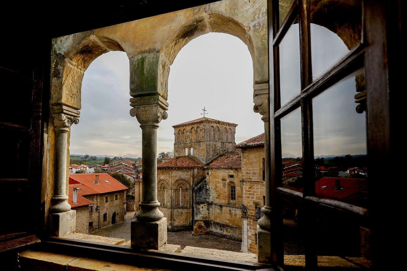 La Colegiata de Santa Juliana, emblema de Santillana del Mar, vista desde una de las ventanas del Palacio.