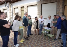 Autoridades y responsables del IES Jesús de Monasterio durante la explicación del proyecto