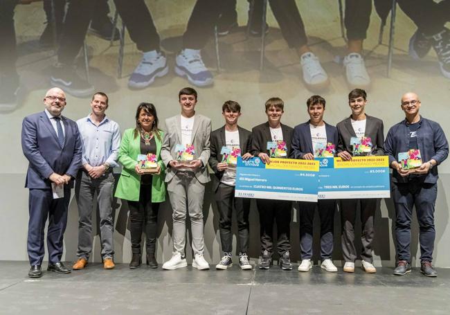 Luis Manuel Taboada, de Unicaja Banco, con los miembros del equipo del IES Miguel Herrero, a los que acompañan su tutor y su mentor, Rafael Wanderley.