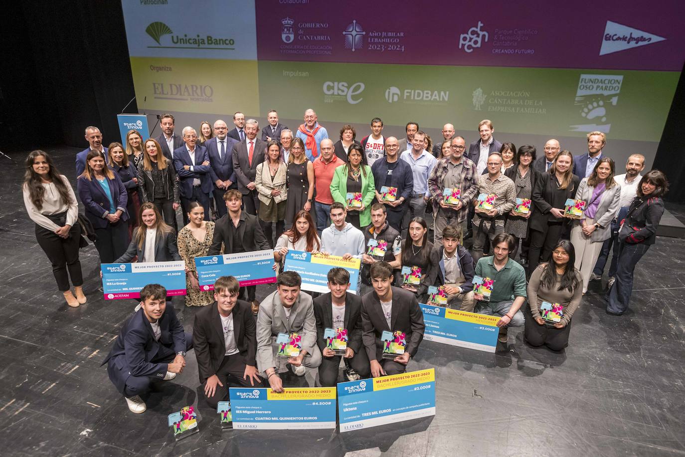 Foto de familia del evento al concluir la gala