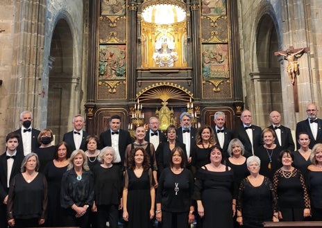 Imagen secundaria 1 - Agrupaciones de Las Chicas del Coro y la Coral Portus Victoriae. La directora de los coros. Lara Agudo.