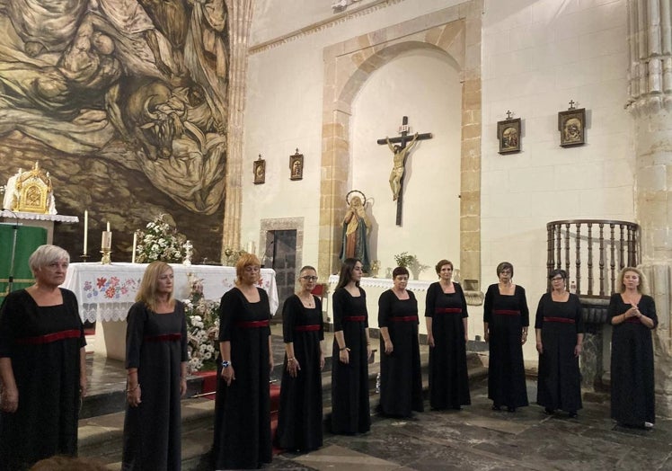 Imagen principal - Agrupaciones de Las Chicas del Coro y la Coral Portus Victoriae. La directora de los coros. Lara Agudo.