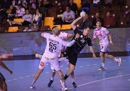 El pivote del Sinfín, Herrero Lon, durante el partido ante Ademar.