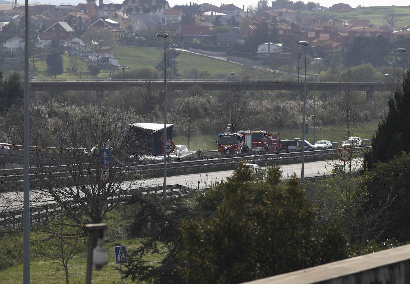 La cabina del camión se desprendió, se incendió y quedó calcinada. Tras apagarla, los bomberos aseguraron el tráiler y la carga.