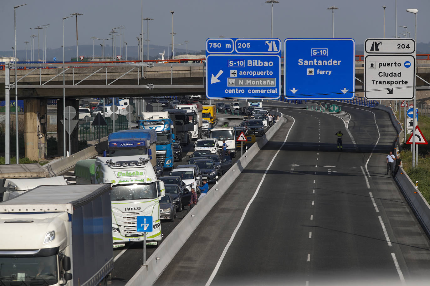 En un primer momento, el accidente afectó a los dos sentidos de circulación, quedando reabierto el tráfico en sentido Torrelavega poco después del incidente.