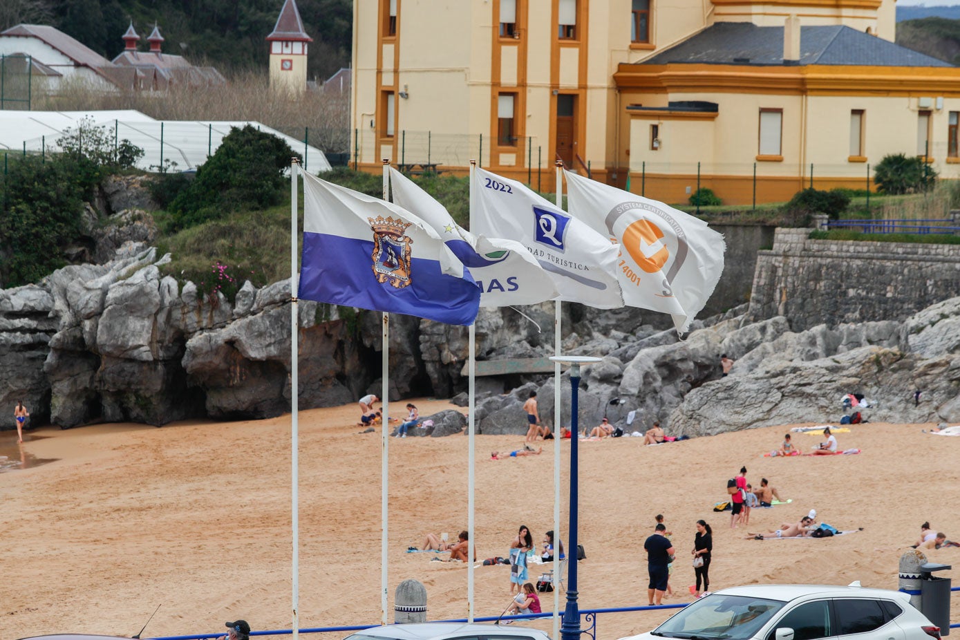 Las banderas en las playas están muy deterioradas. En la imagen, las del Camello.