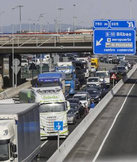 Imagen secundaria 2 - Rescatan de la cabina en llamas a un camionero que volcó en la A-67