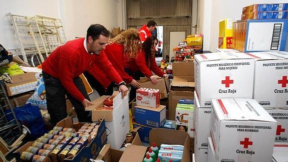 Voluntarios de Cruz Roja haciendo paquetes de comida para las familias más desfavorecidas de Torrelavega.