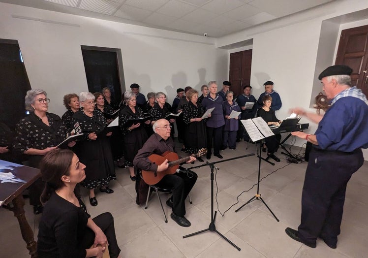 Imagen principal - La presentación del diorama dio pie a la interpretación de dos temas relacionados con la Semana Santa a cargo de Las Panchoneras. 