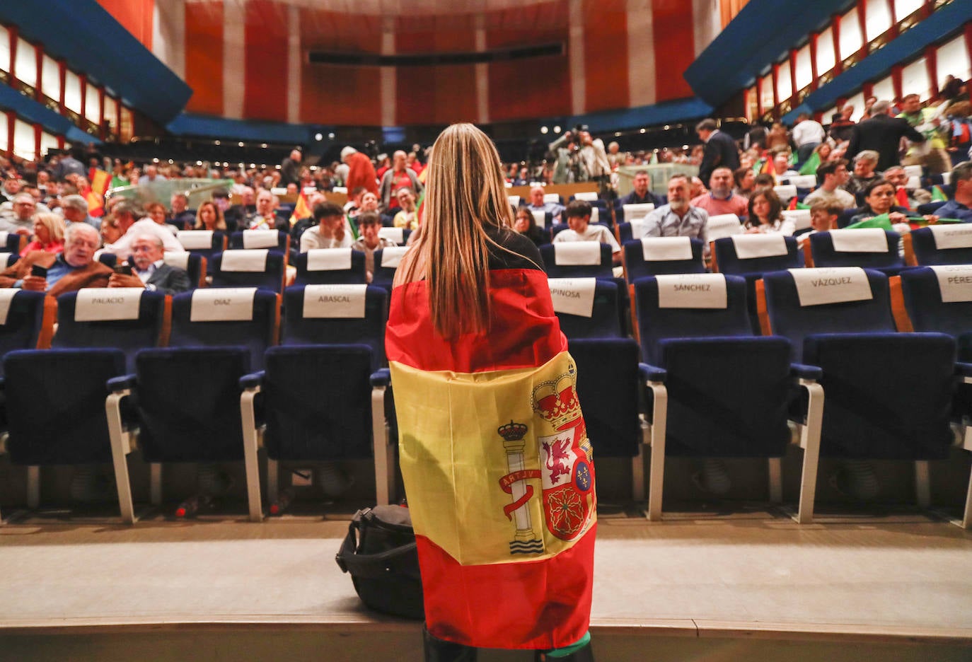 Alguna que otra bandera constitucionalista de España a los hombros y muchos banderines de Vox. Esta vez sin Manolo Escobar resonando por los altavoces.