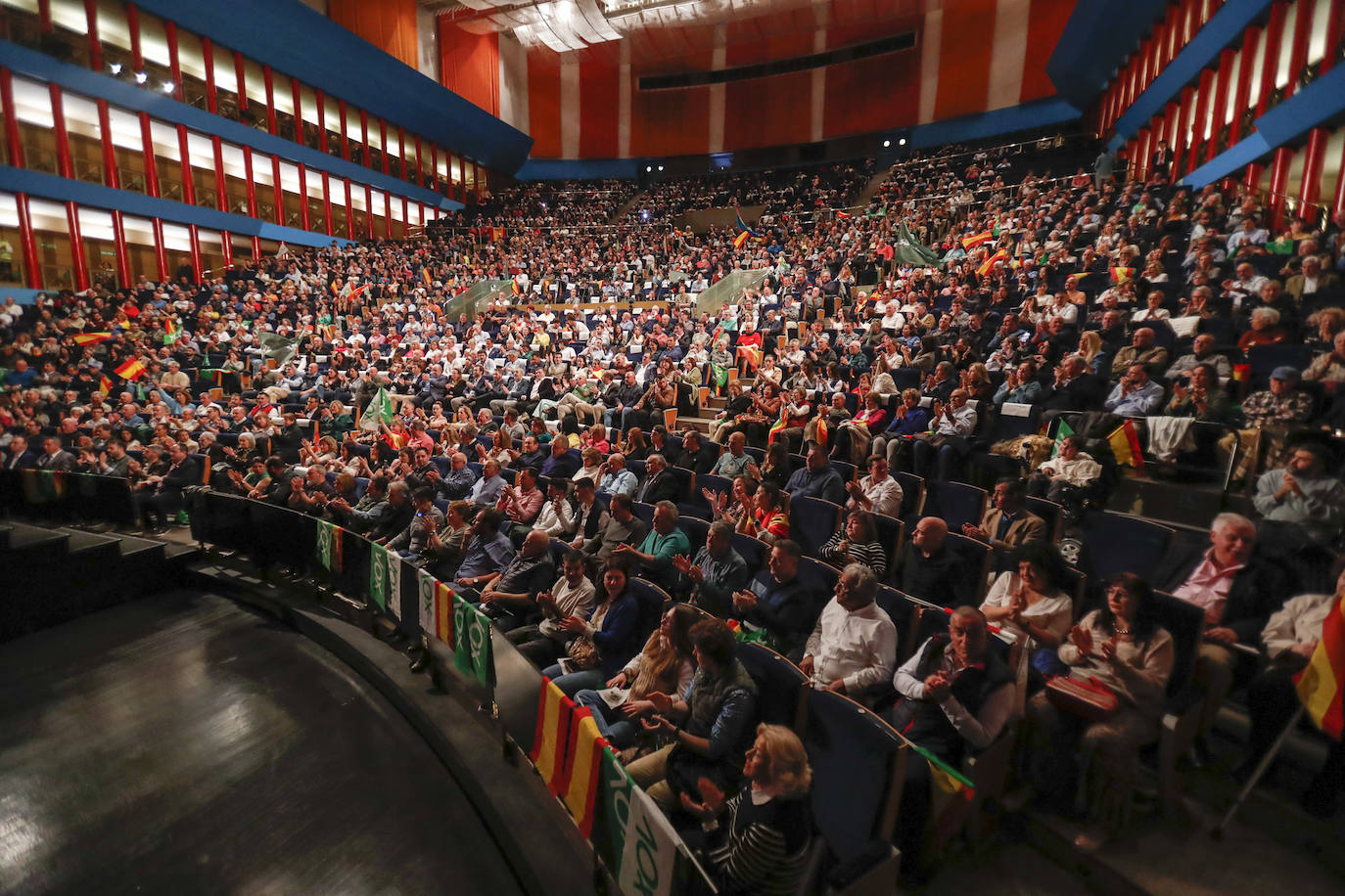 La Sala Argenta casi se llenó para asistir al mitin del líder de Vox. Alrededor de 1.500 personas escucharon a Santiago Abascal.