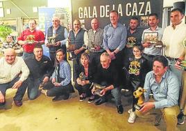 Foto de familia de los premiados en la Taberna del Herrero.