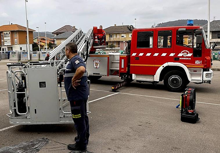Presentación del nuemo material del parque de bomberos de la capital del Besaya.
