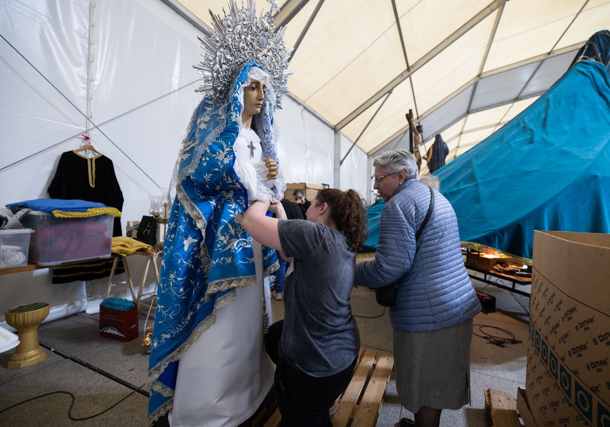 Varios cofradres preparan los pasos que saldrán en procesión este fin de semana, en la carpa de la plaza Porticada.