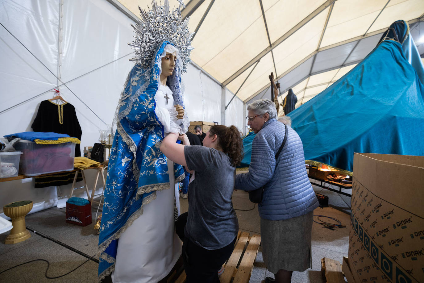 Los preparativos en la carpa de La Porticada durante los días previos a los fastos de la Semana Santa conlleva vestir a las imágenes con las mejores galas. 