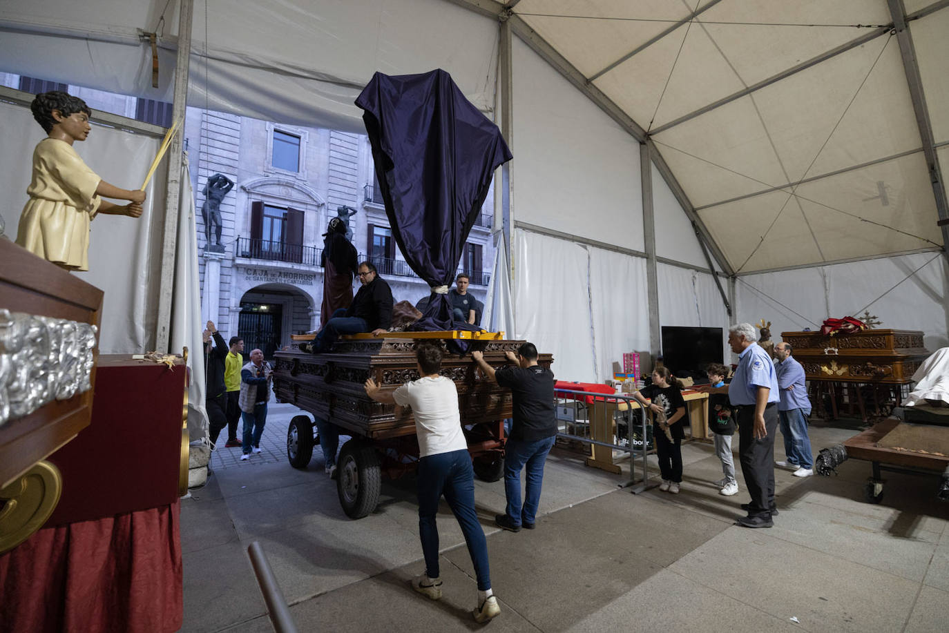 Llegada a la carpa del Cristo del Amor, cubierto con una tela negra «por respeto a las imágenes», ya que solo se pasean por la calle al descubierto en procesión. 