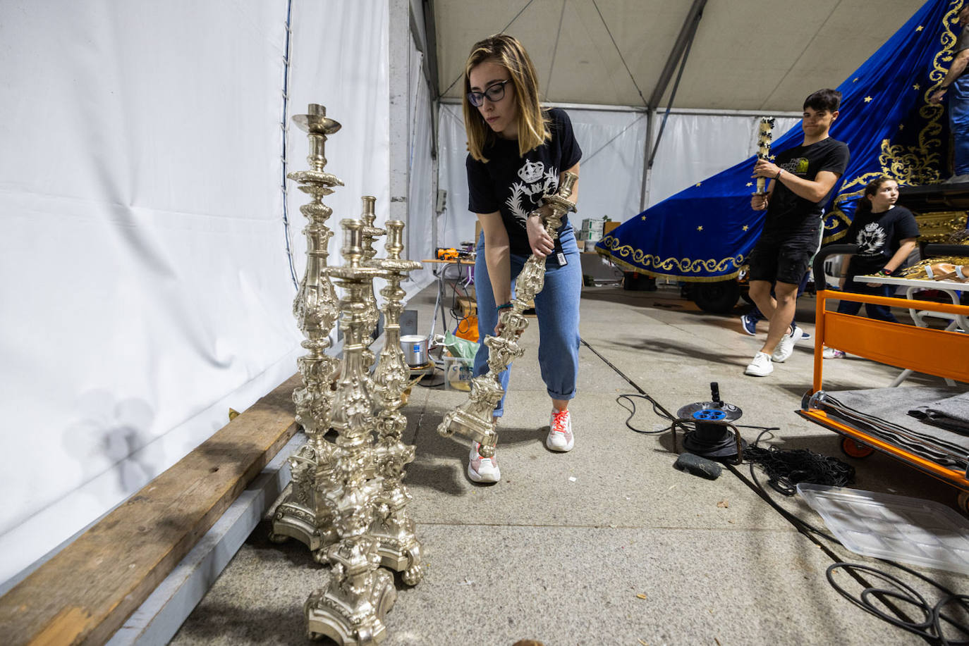 El paso de palio de la Cofradía de los Dolores lleva 62 candelabros, que están bañados en plata.