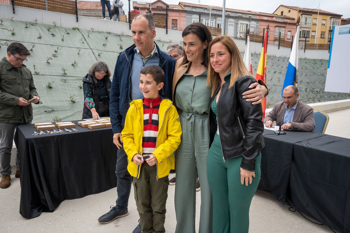 Una familia de las 66 beneficiarias posa junta a la alcaldesa de Santander, Gema Igual, en el acto de entrega de llaves