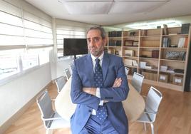 Juanjo Sánchez Asensio, en la sala de reuniones del Ilustre Colegio de Veterinarios de Cantabria.