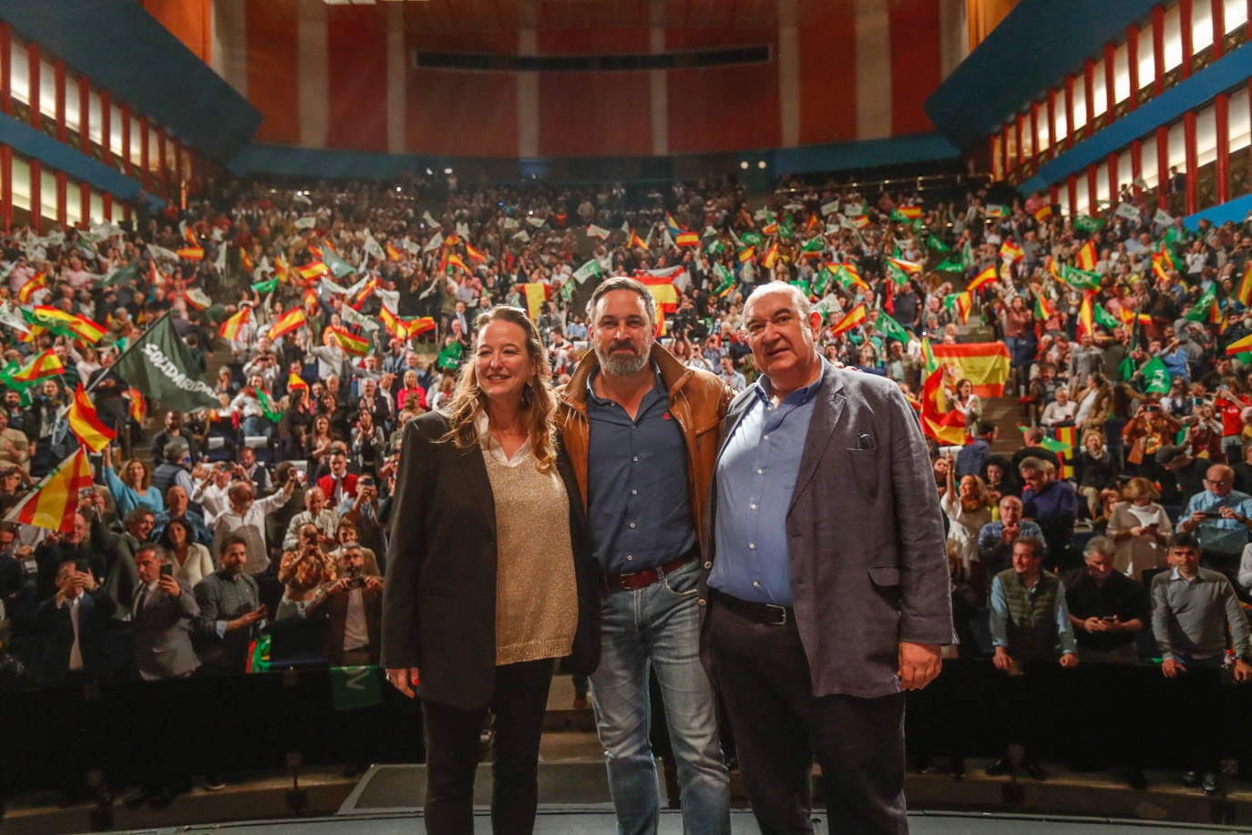 Leticia Díaz, Santiago Abascal y Emilio del Valle, en una sala Argenta abarrotada.