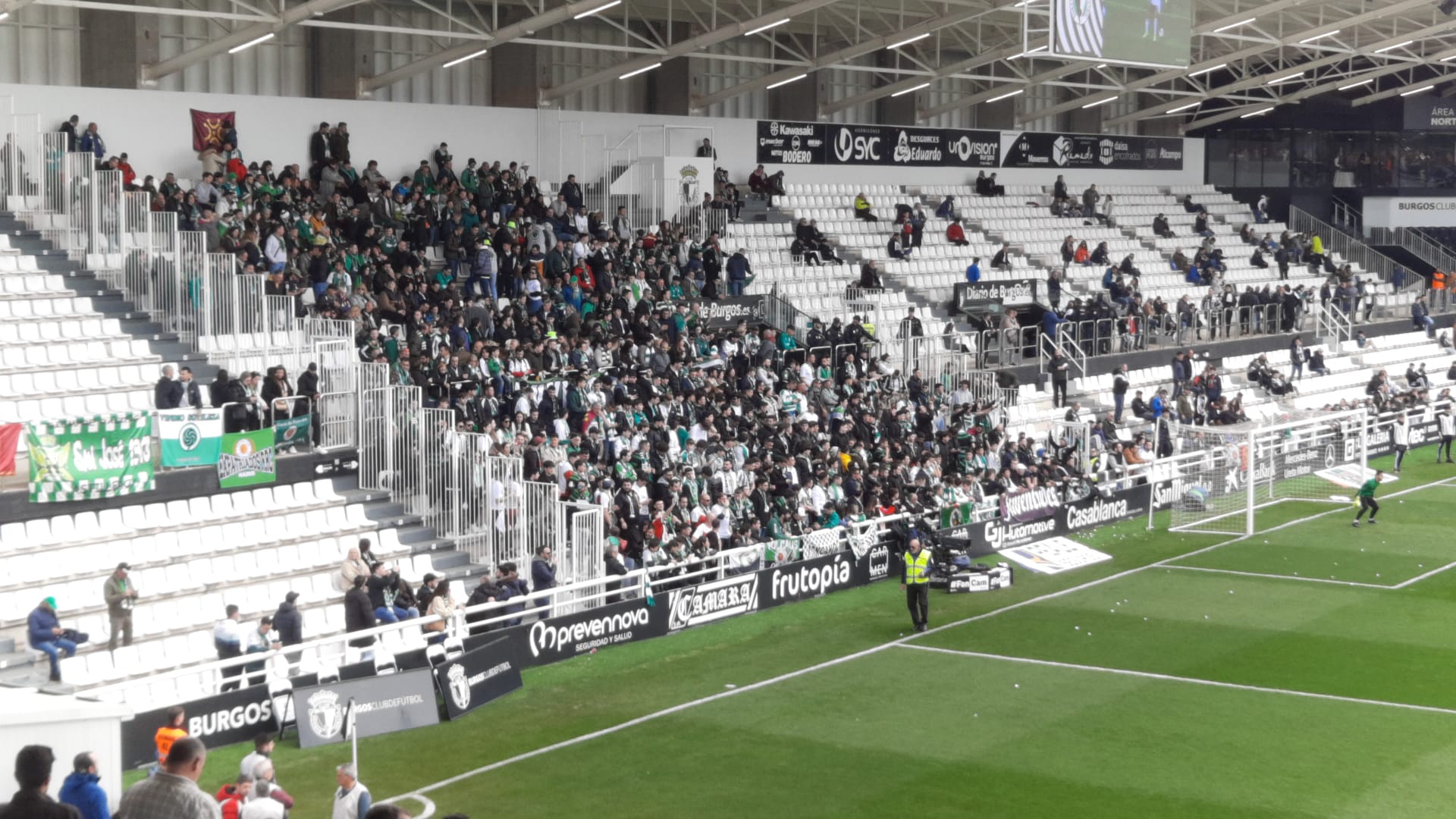 Los aficionados del Racing empiezan a ocupar uno de los fondos del estadio castellano.