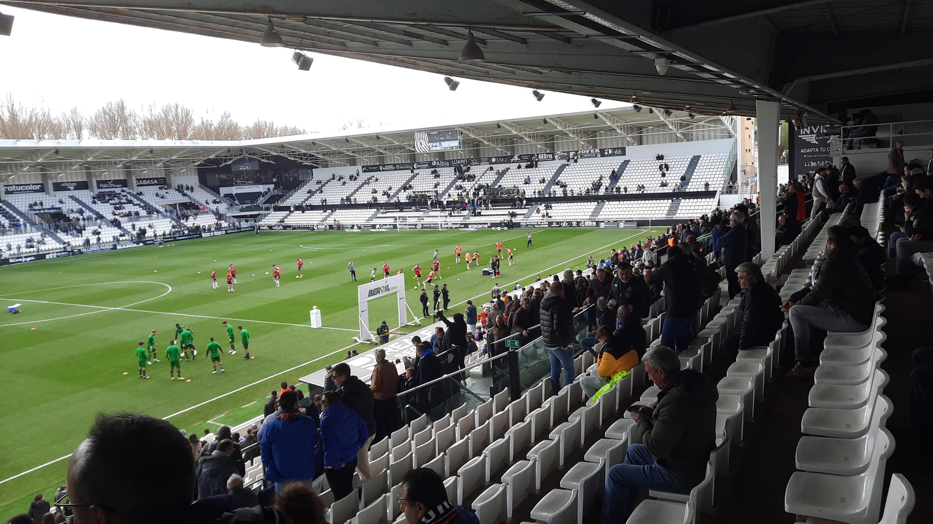 Los jugadores ya realizan el calentamiento previo al encuentro.