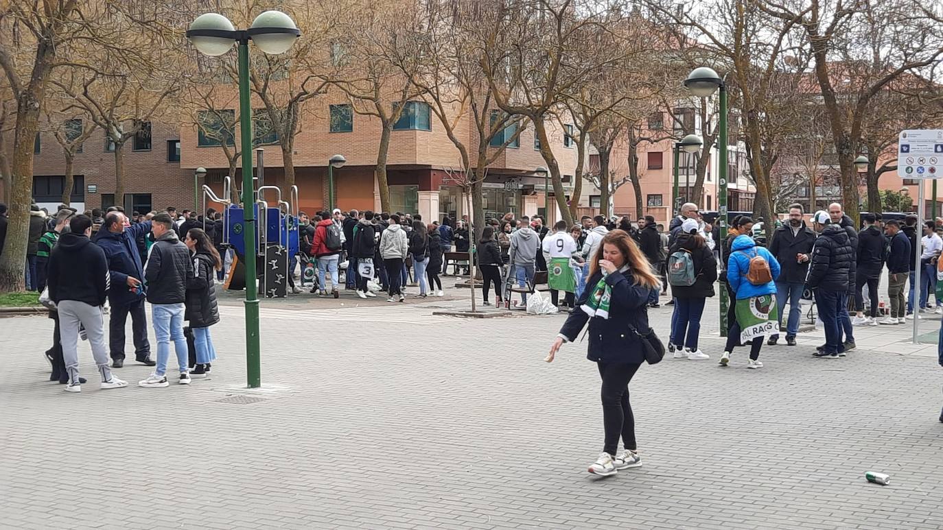 Cientos de aficionados se han desplazado hasta Burgos para acompañar a su equipo.