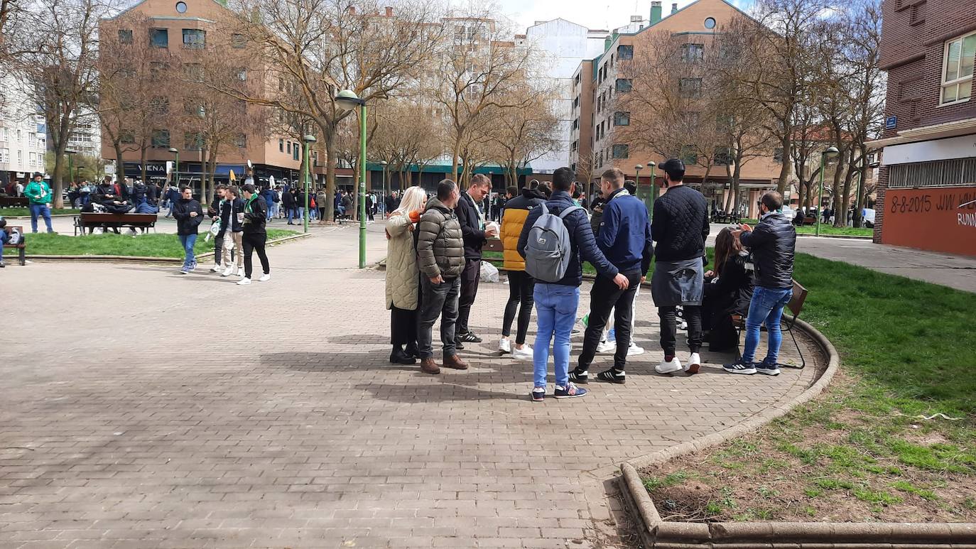 Las bufandas verdiblancas han ido llegando a partir de las once de la mañana a la Plaza Divisón Brunete, en Burgos.