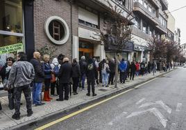 Cola para acceder a uno de los bonos de descuento este sábado en Torrelavega.