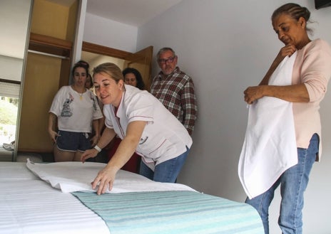 Imagen secundaria 1 - En las dos jornadas de clases se ha enseñado a los alumnos a ejecutar de la manera más expeditiva la limpieza de establecimientos hoteleros.