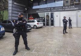 Agentes de la Policía Nacional, durante el registro a la Consejería de Obras Públicas el pasado 22 de febrero.