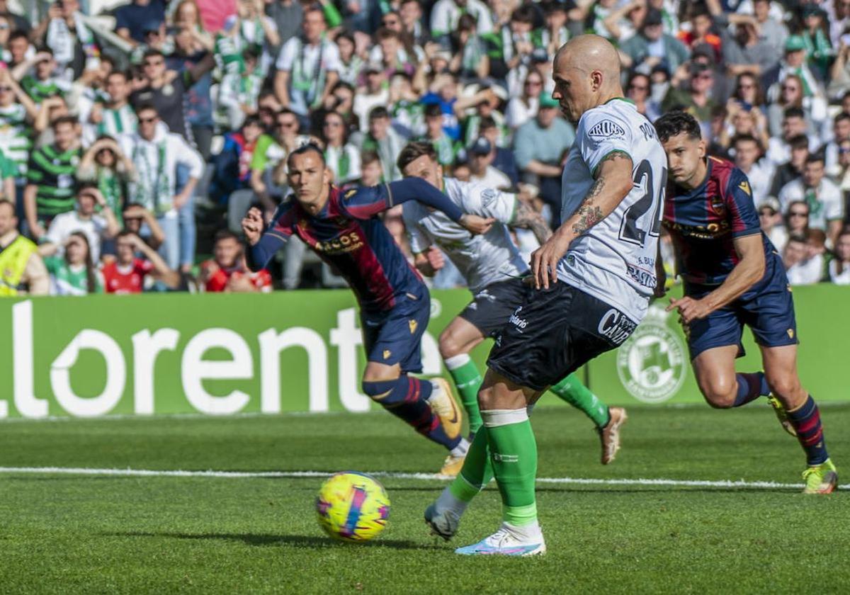 Jorge Pombo durante el lanzamiento de un penalty.