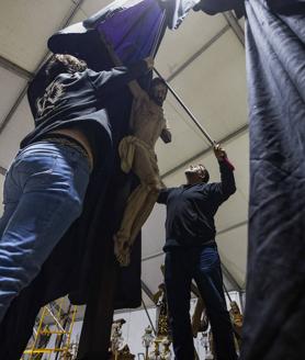 Imagen secundaria 2 - 1. Momento en que introducen los pernos en los 62 candelabros del paso. | 2. Iván y Daniel, con las coronas de la Virgen y del Cristo, listas para colocar. | 3. Dos cofrades destapan al Cristo del Amor al llegar a la carpa.