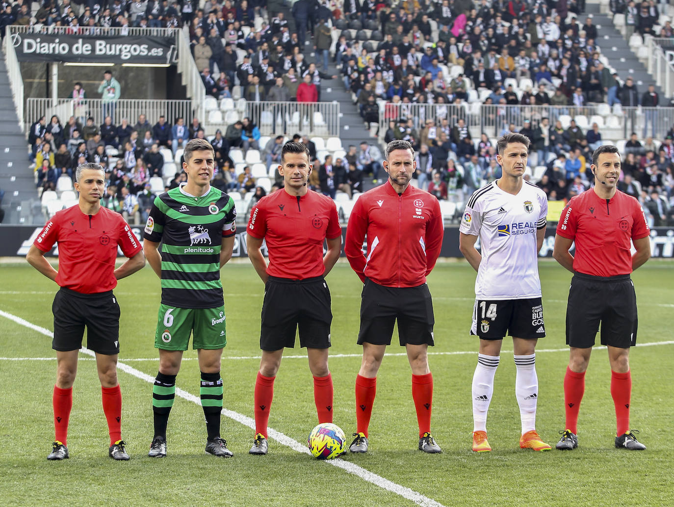 Los capitanes, junto al equipo arbitral del encuentro en El Plantío.