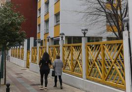 Vecinas caminan junto a la residencia Alborada, en el barrio La Inmobiliaria (Torrelavega).