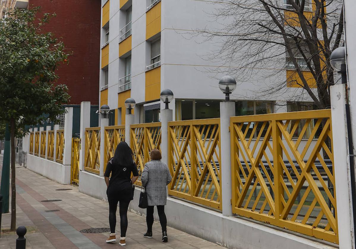 Vecinas caminan junto a la residencia Alborada, en el barrio La Inmobiliaria (Torrelavega).