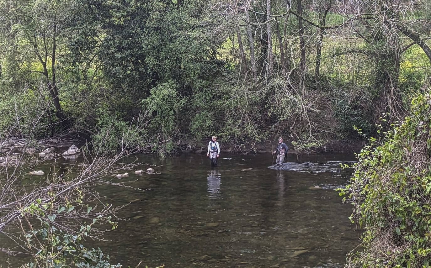 Dos pescadores tentando a la trucha aguas abajo del Asón, junto a Udalla. 