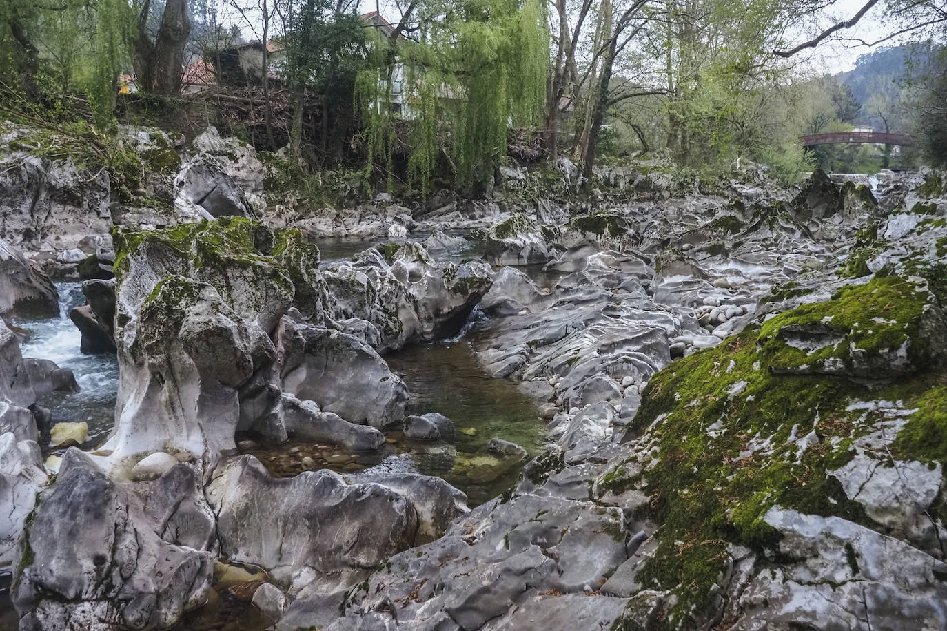 Las pozas del Pas, casi vacías por el escaso caudal del río