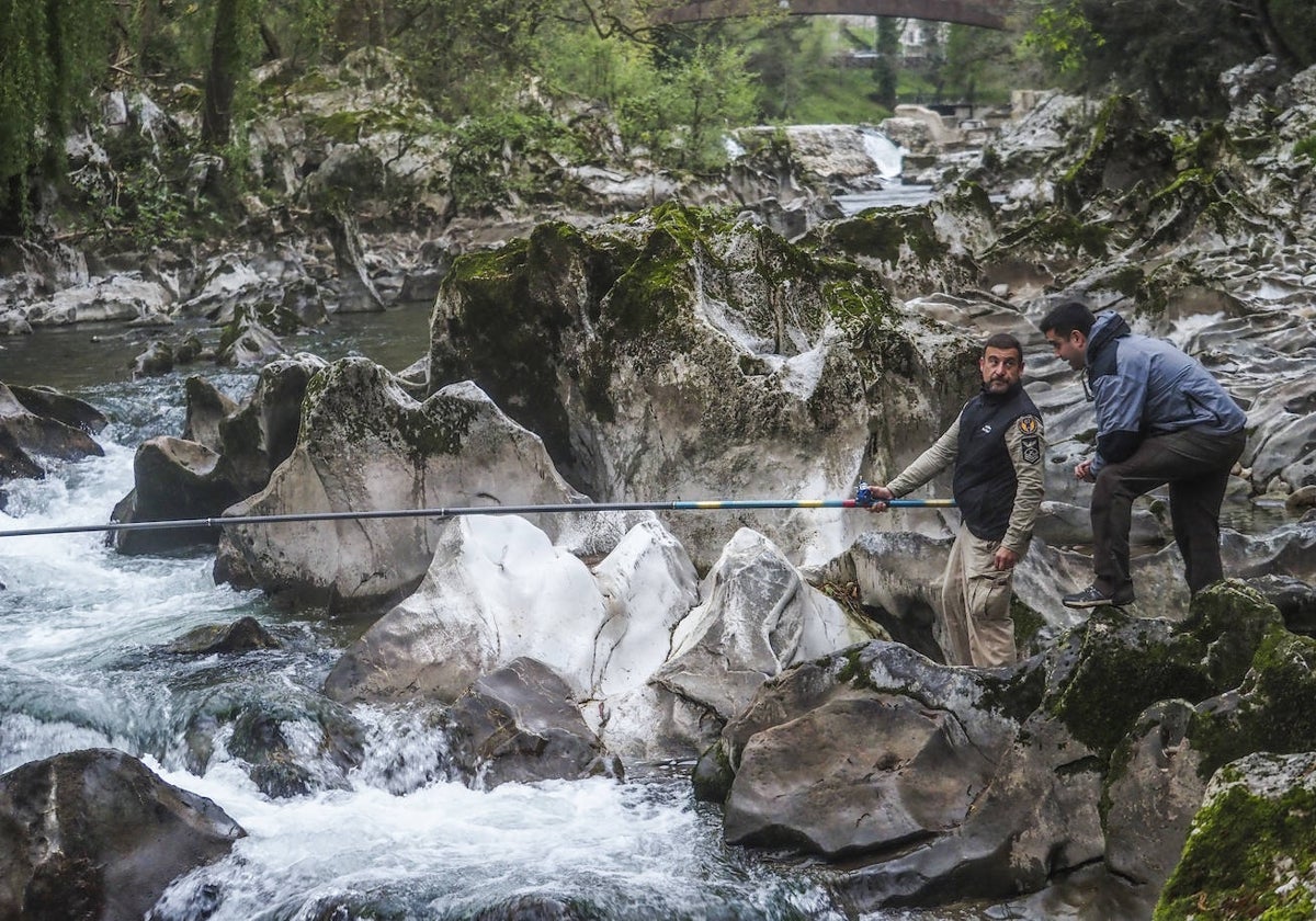 Un pescador, en el coto de Puente Viesgo, intentando capturar un salmón en el Pas