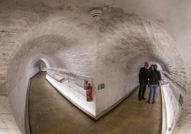 El acceso al refugio antiaéreo de la Catedral, que abre hoy sus puertas, se bifurca en dos caminos.