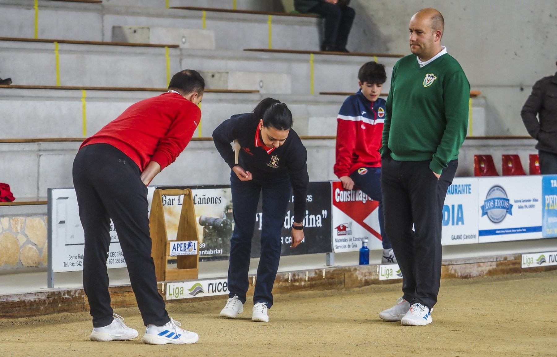 Alejandra Villar hace el sorteo del duelo entre Riotuerto y Borbolla en presencia de ambos capitanes, Rubén Túñez y Jonathan García.