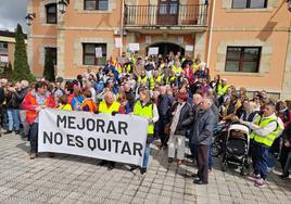 Los vecinos de Vioño se concentraron delante del Ayuntamiento de Piélagos.