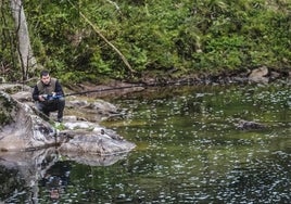 Uno de los pocos pescadores que intentaron capturar salmones en el Pas este fin de semana.