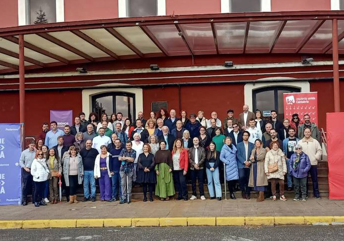 Foto de familia de los candidatos de las listas municipales conjuntas de IU y Podemos, reunidos este domingo en Torrelavega